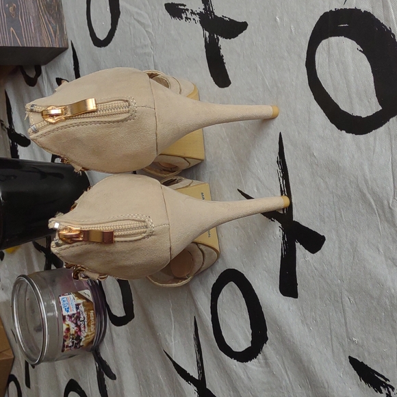 Cream tan heels - Picture 3 of 3